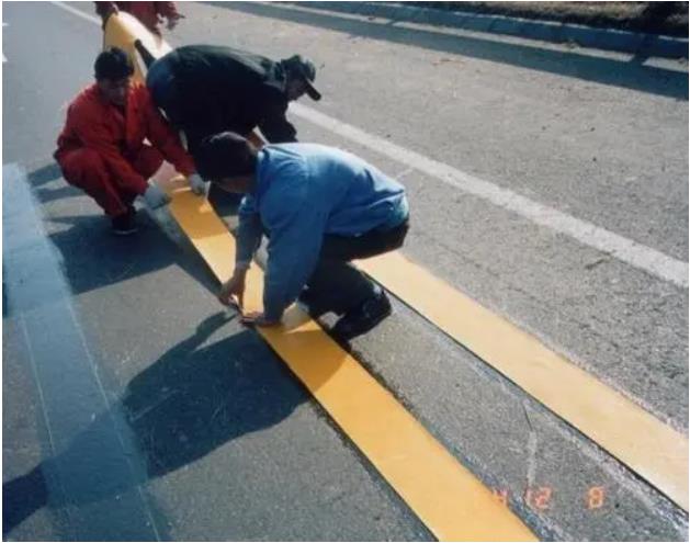 預(yù)成型標(biāo)線帶拆除方法.jpg